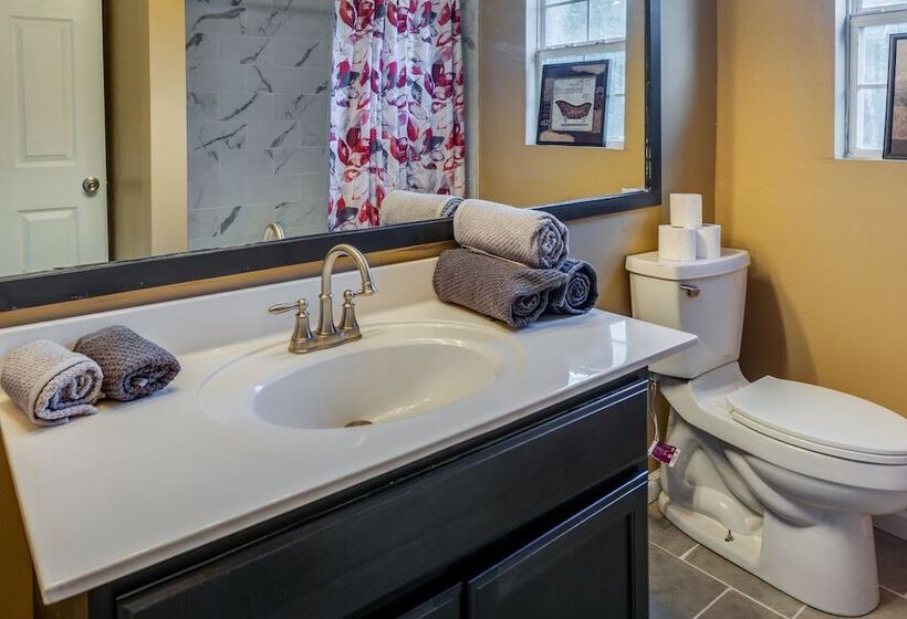 Pet Friendly Victoria Home   Kayak, Fish & Golf!