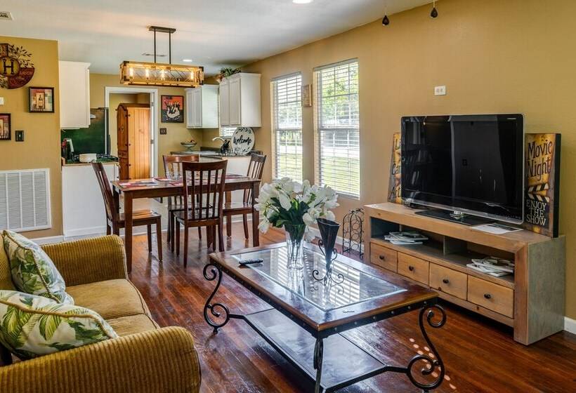 Pet Friendly Victoria Home   Kayak, Fish & Golf!