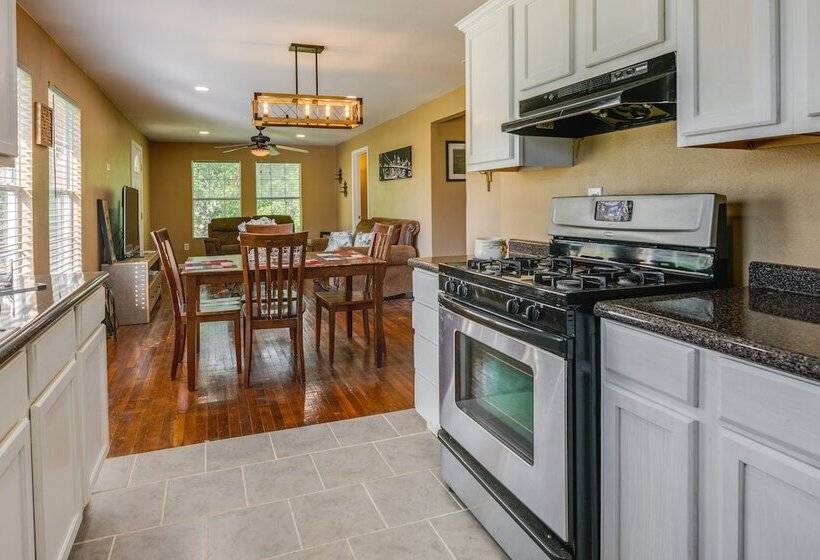 Pet Friendly Victoria Home   Kayak, Fish & Golf!