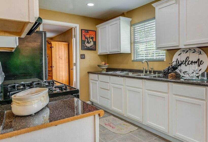 Pet Friendly Victoria Home   Kayak, Fish & Golf!