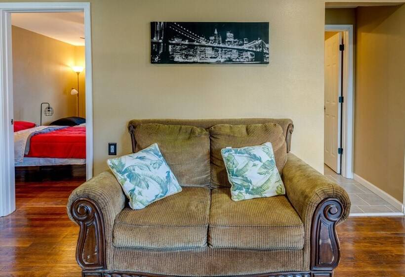 Pet Friendly Victoria Home   Kayak, Fish & Golf!
