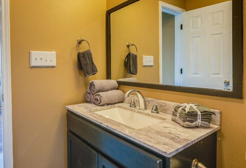 Pet Friendly Victoria Home   Kayak, Fish & Golf!