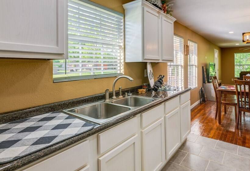 Pet Friendly Victoria Home   Kayak, Fish & Golf!