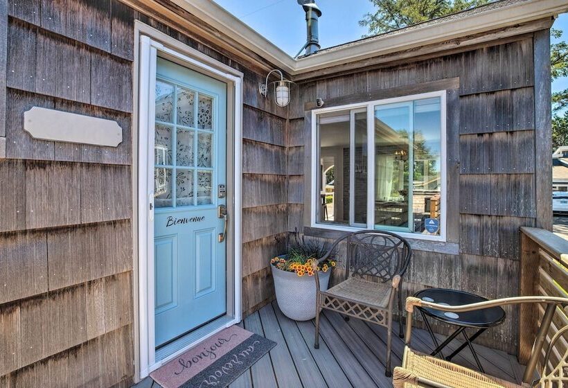 Quaint  Sur La Mer  Cottage W/ Deck, Fire Pit