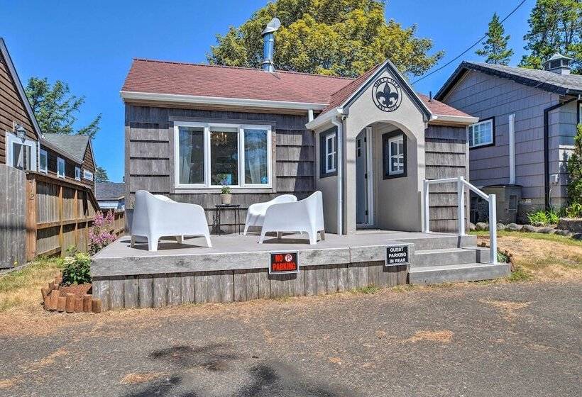 Quaint  Sur La Mer  Cottage W/ Deck, Fire Pit