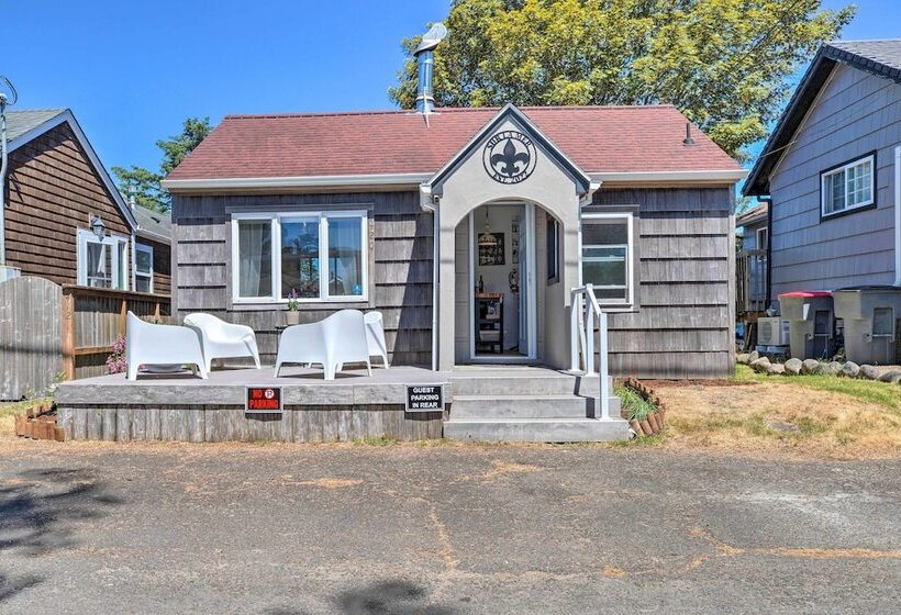 Quaint  Sur La Mer  Cottage W/ Deck, Fire Pit