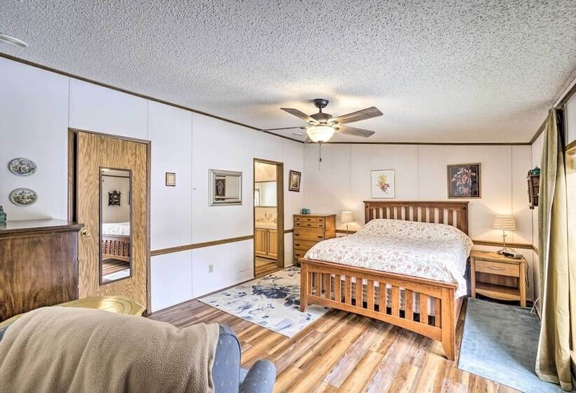 Rustic Family Home + Acreage ~ 20 Mi Hocking Hills