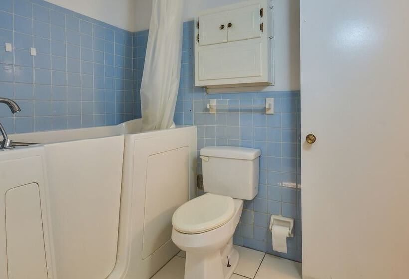 Spacious Downtown Montgomery Home W/ Yard, Patio!