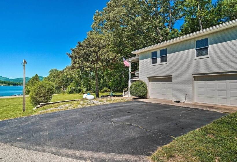 Hayesville Lake Getaway W/ Balcony & Mtn Views!