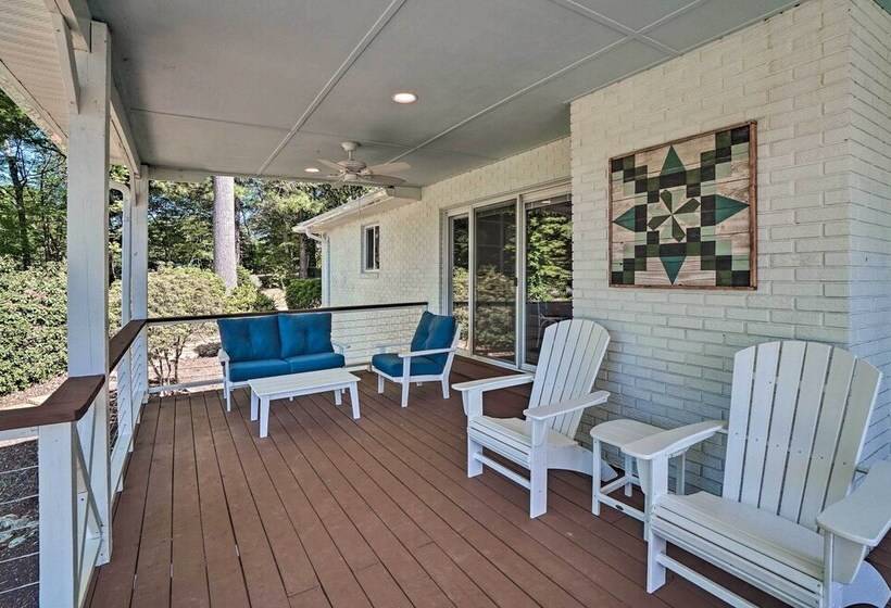 Hayesville Lake Getaway W/ Balcony & Mtn Views!