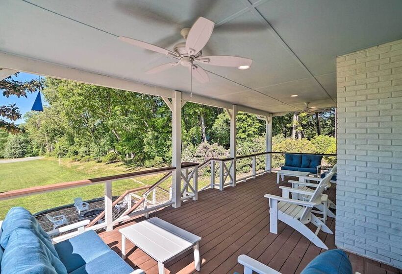 Hayesville Lake Getaway W/ Balcony & Mtn Views!