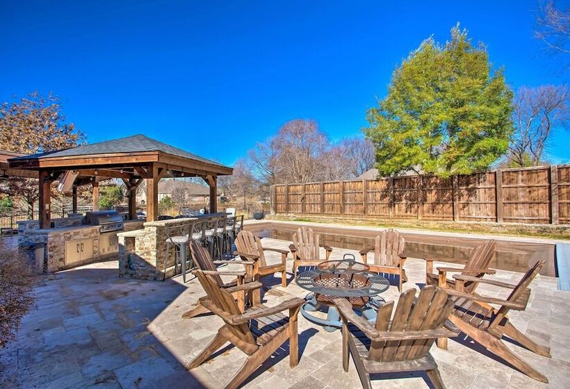 Luxe & Large Flower Mound Home On 1 Acre W/ Pond!