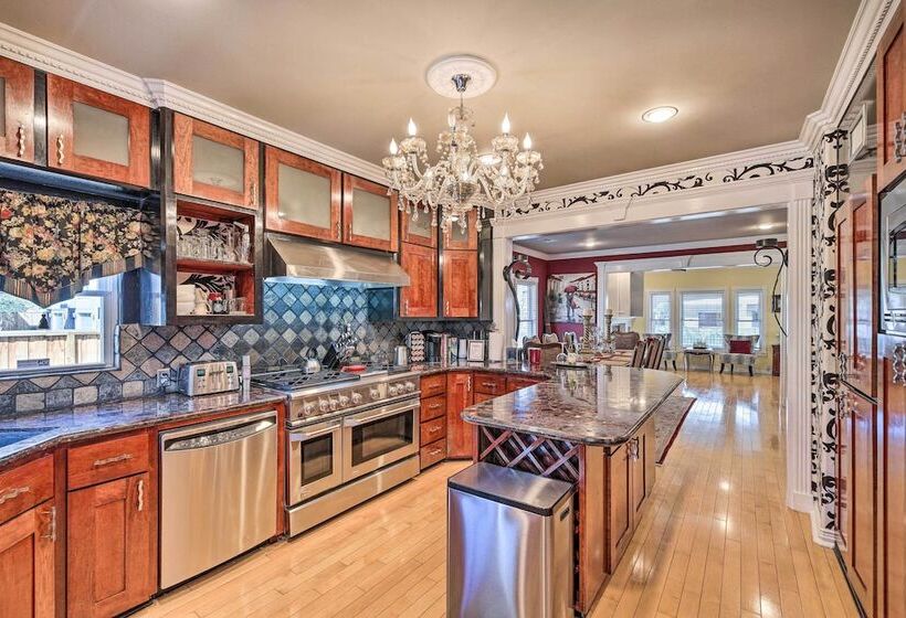 Spacious Houston Home W/ Deck ~ 2 Mi To Downtown!