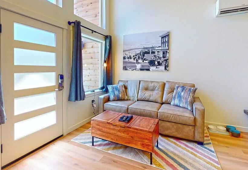 The Commons Urban Coastal Lodging