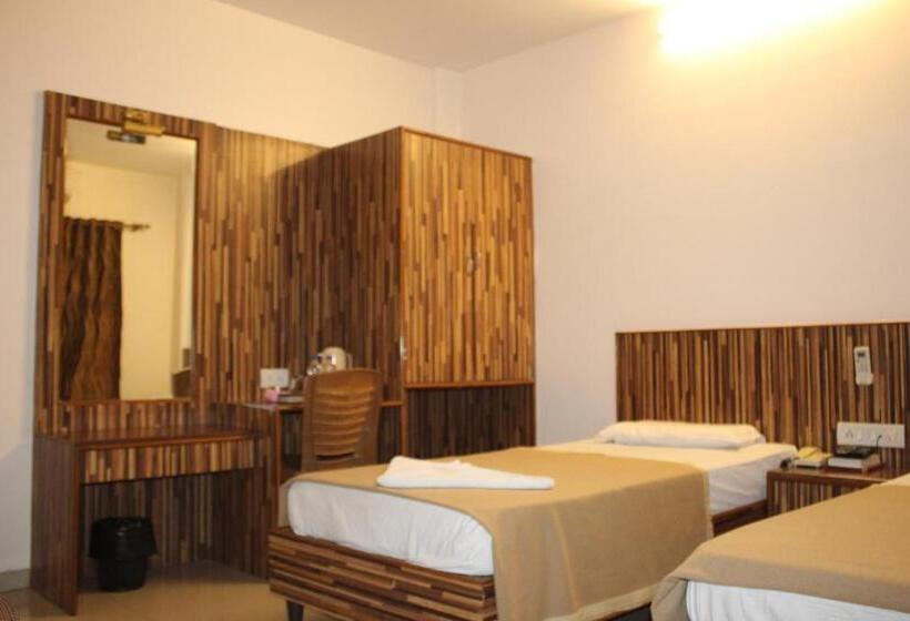 فندق Niraj International