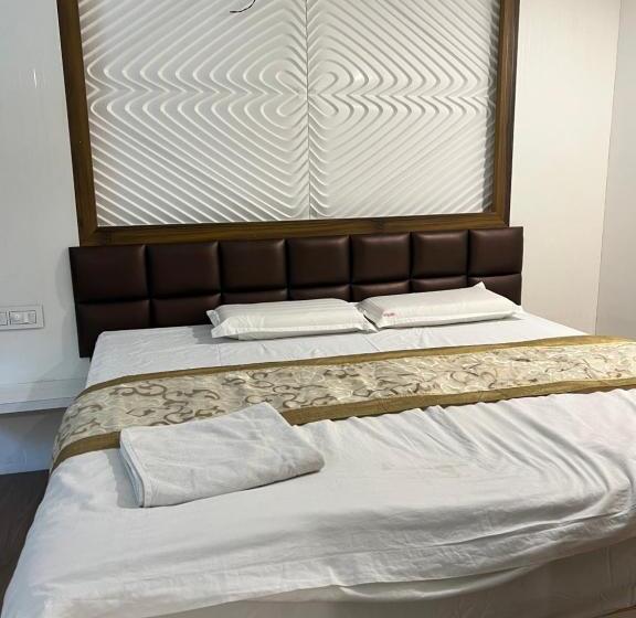 فندق Niraj International
