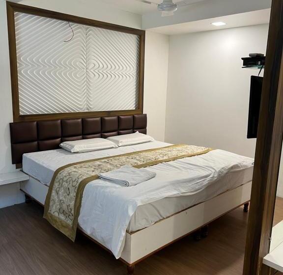 فندق Niraj International