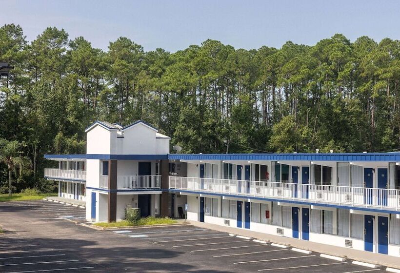 Отель Travelodge By Wyndham Kingsland Ga