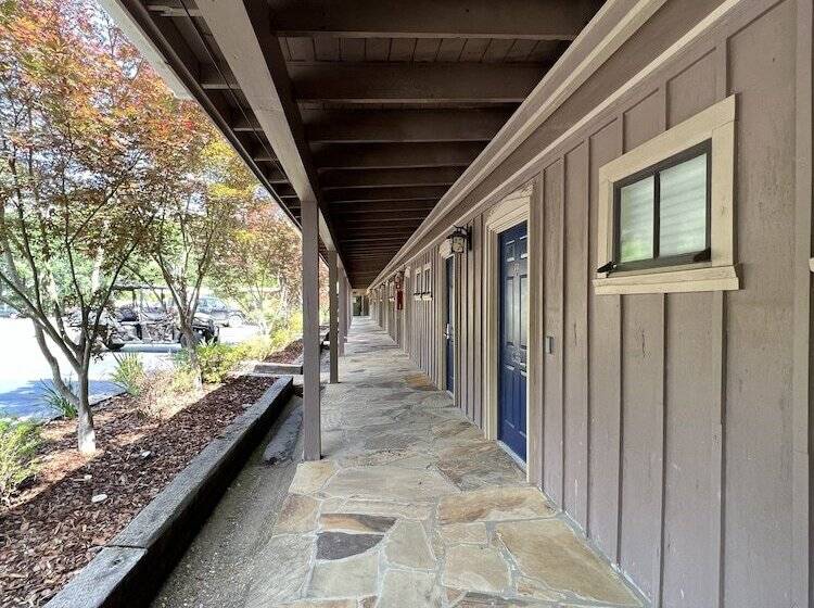 Mountain Harbor Queen Guest Room On Lake Ouachita By Redawning