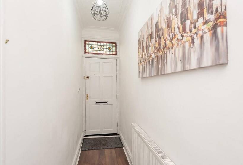 Резиденция Leeds 4 Bed House Sleeps 9, Free Parking & Wifi