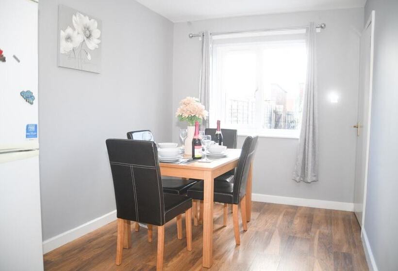 اقامتگاه 2ndhomestays Willenhall Charming 3 Bedroom Home