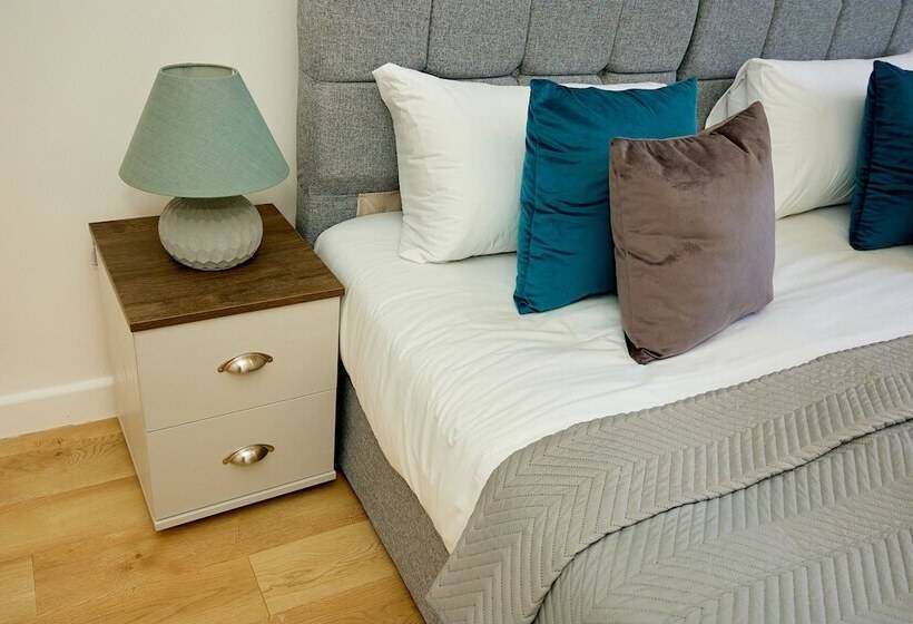 اقامتگاه Charming 5 Bedroom House In The Heart Of Bexley