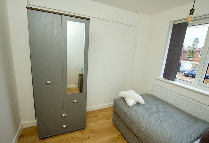 اقامتگاه Charming 5 Bedroom House In The Heart Of Bexley