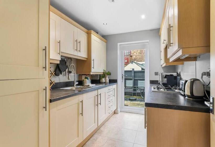 اقامتگاه Perfect Location, Dog Friendly Beautiful Home