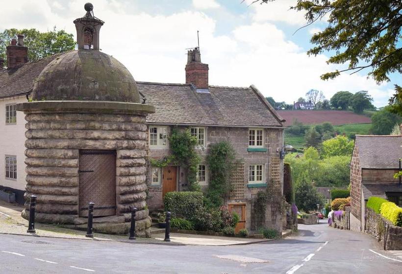 בית מלון כפרי Alton Castle Centre Hostel