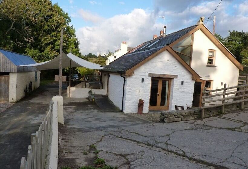ホテル Ceridwen Glamping, Double Decker Bus And Yurts