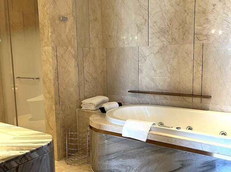 هتل Doubletree By Hilton Ningbo Beilun