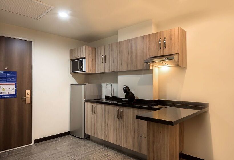هتل Hampton Inn & Suites By Hilton Salamanca Bajio