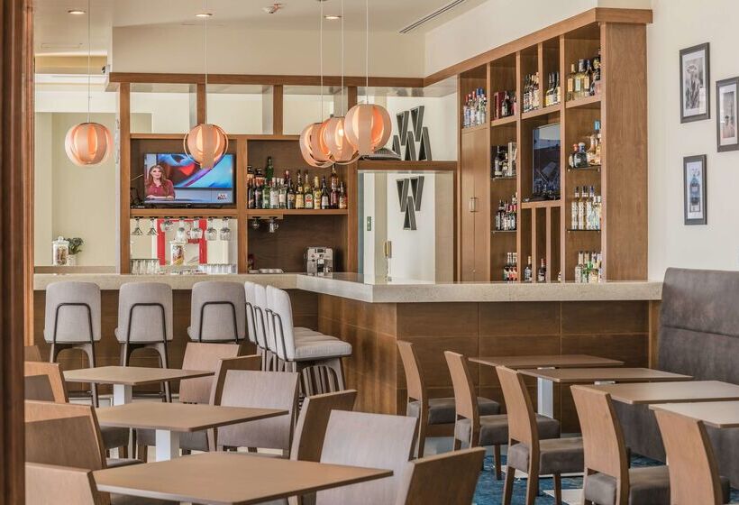 هتل Hampton Inn & Suites By Hilton Salamanca Bajio