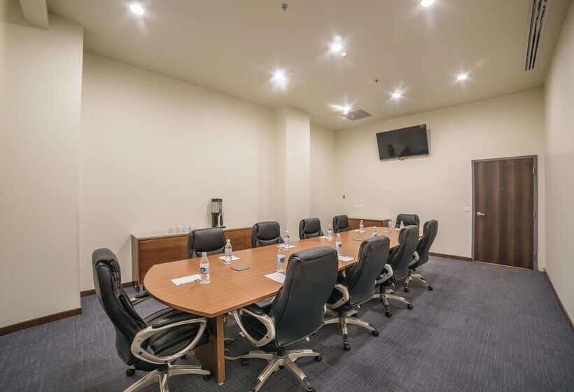 هتل Hampton Inn & Suites By Hilton Salamanca Bajio