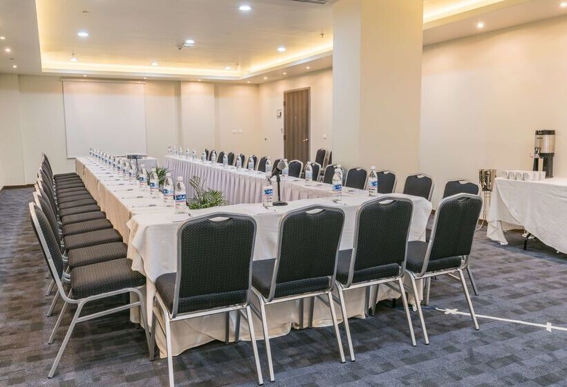 هتل Hampton Inn & Suites By Hilton Salamanca Bajio