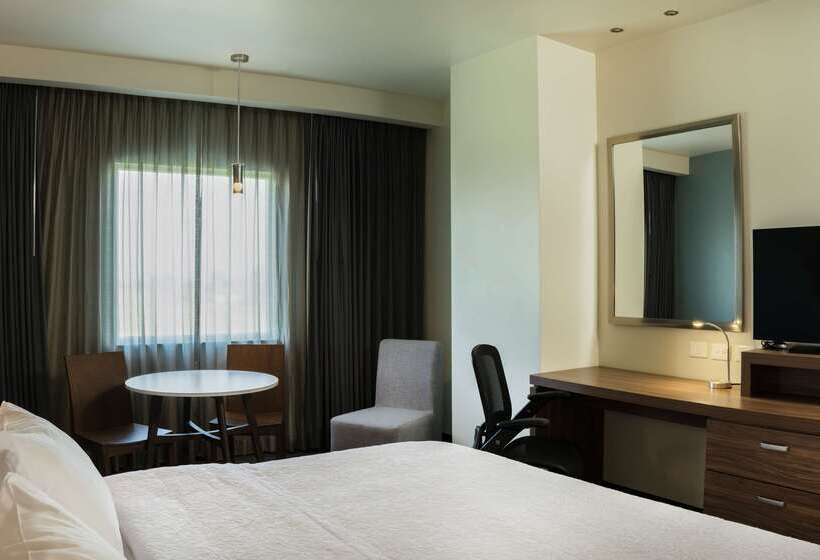 هتل Hampton Inn & Suites By Hilton Salamanca Bajio