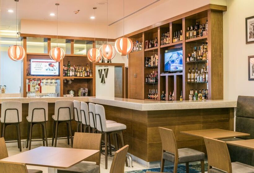 هتل Hampton Inn & Suites By Hilton Salamanca Bajio