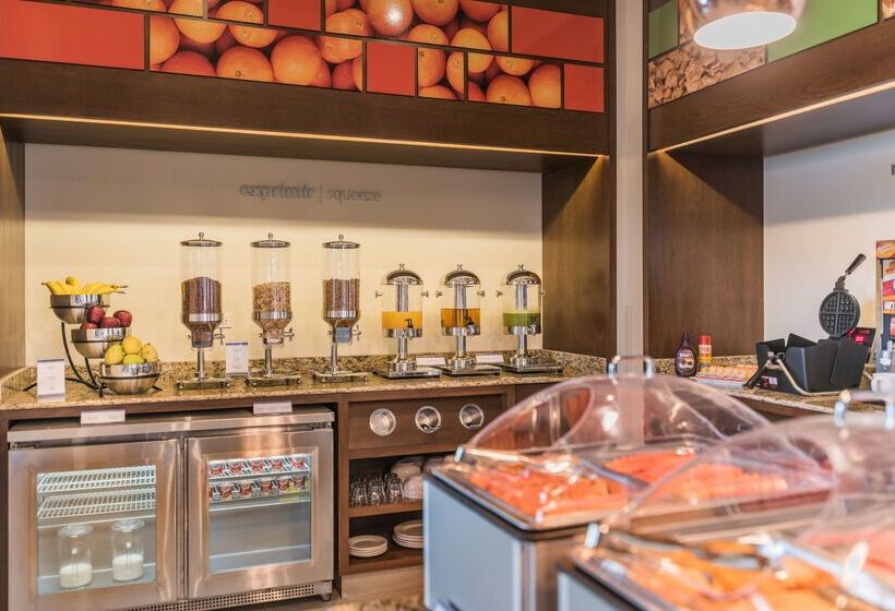 هتل Hampton Inn & Suites By Hilton Salamanca Bajio
