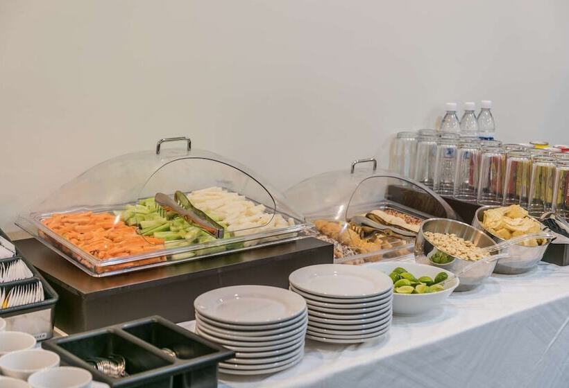 هتل Hampton Inn & Suites By Hilton Salamanca Bajio