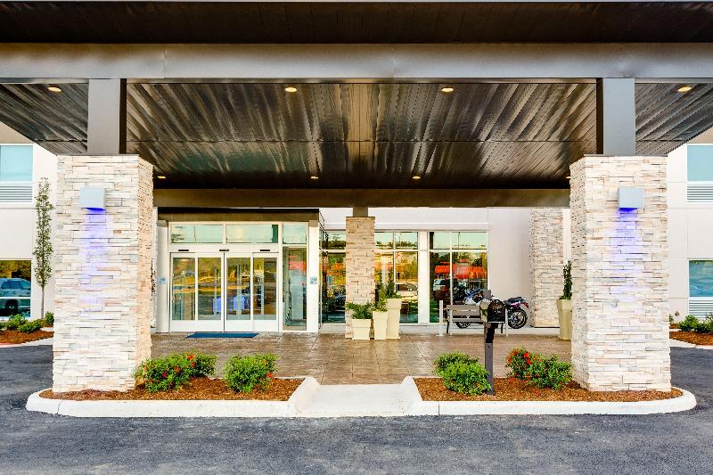 هتل Holiday Inn Express & Suites Russellville