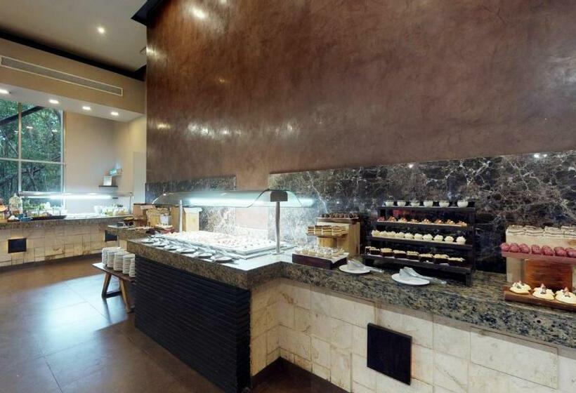 호텔 Residences at The Fives