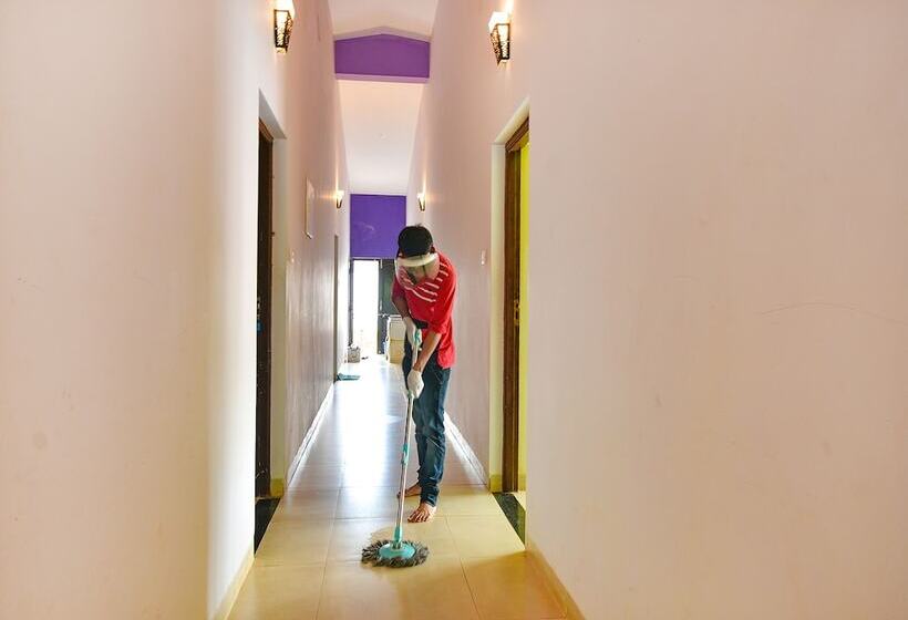 Отель Fabescape Vagator Retreat Resort With Swimming Pool