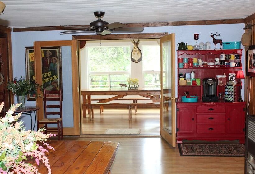 민박 Bear Creek Guest Ranch