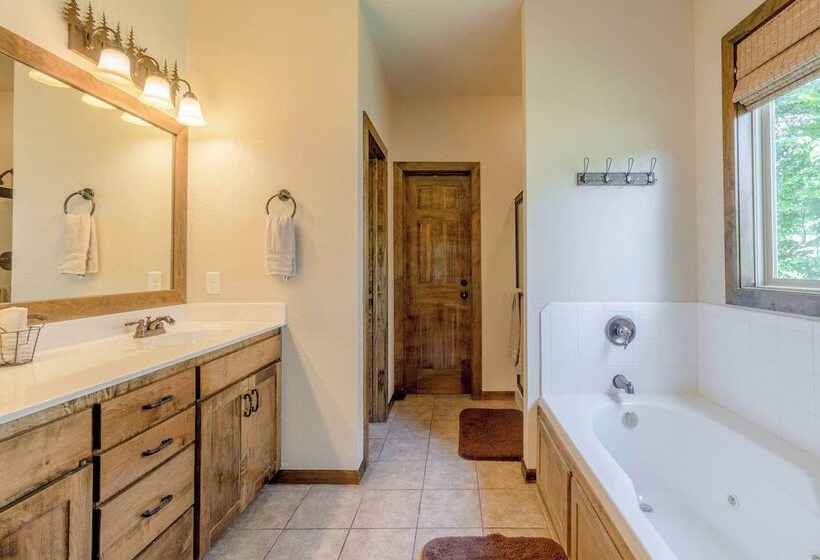 Hickory Hideaway   Communal Pool Access