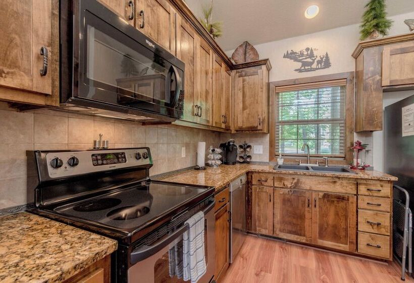 Hickory Hideaway   Communal Pool Access