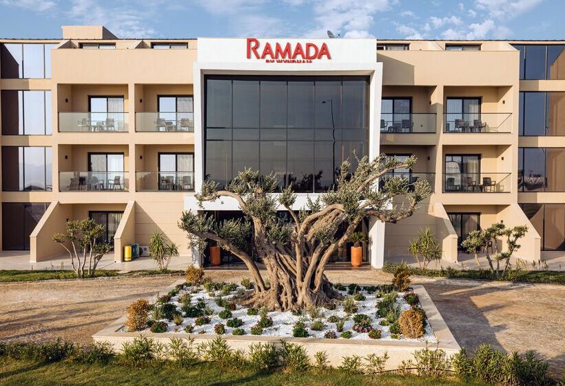 Отель Ramada By Wyndham Cesme