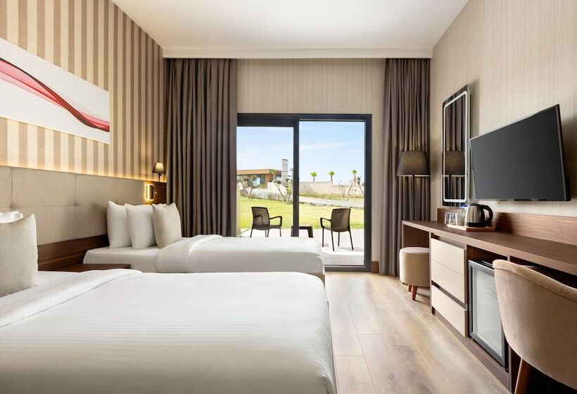 Отель Ramada By Wyndham Cesme