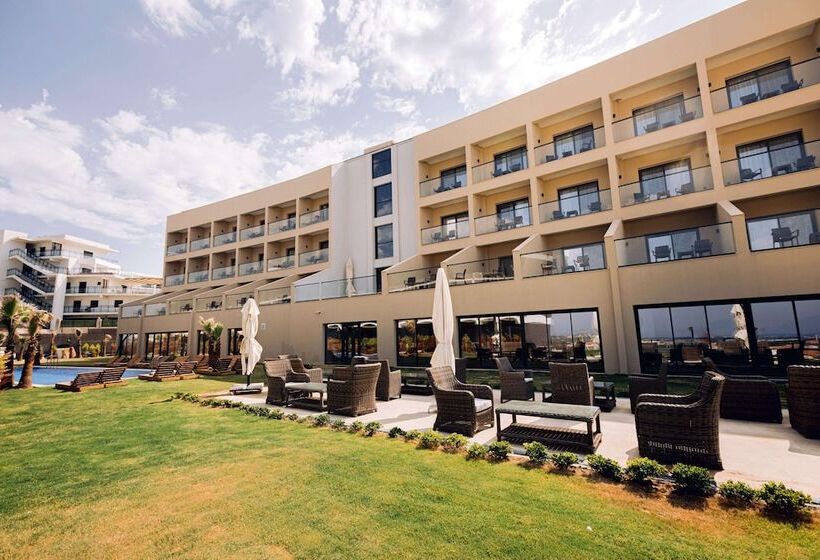 Отель Ramada By Wyndham Cesme