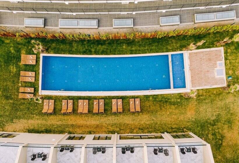Отель Ramada By Wyndham Cesme