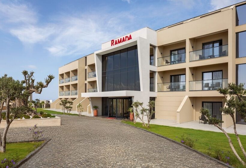 Отель Ramada By Wyndham Cesme